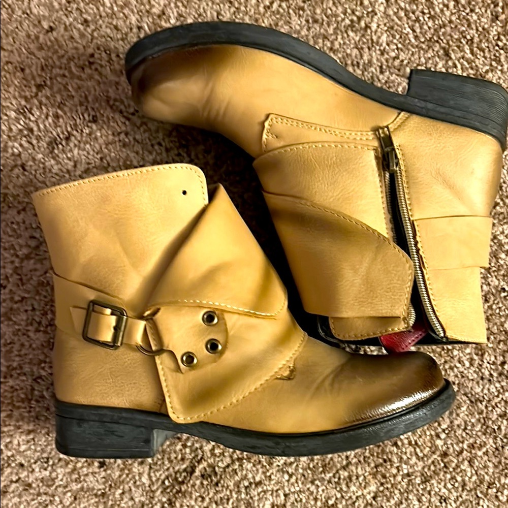 Stylish yellow boots, sheak look for a fall day